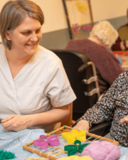 Paasfeest met zingende ober